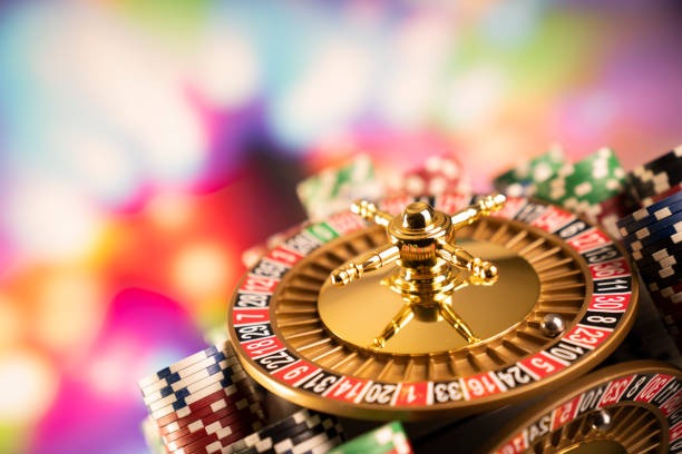 Live dealer and wheel during Auto Roulette session